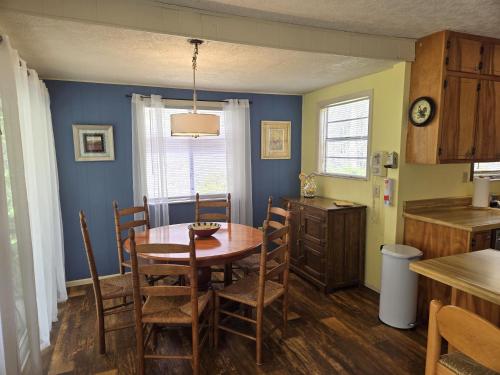 Bryson City Creekside Home with Hot Tub- 3 bedroom-2 bath home in Bryson City, USA