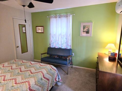 Bryson City Creekside Home with Hot Tub- 3 bedroom-2 bath home in Bryson City, USA