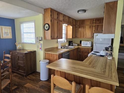 Bryson City Creekside Home with Hot Tub- 3 bedroom-2 bath home in Bryson City, USA