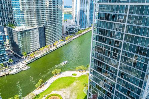 Icon 1 Bed With Water Views 16 ft Ceilings and Free Spa Access