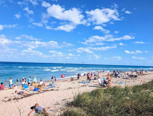 Farm Style & Patio, Snacks/BBQ- 5 Min to Beach! in Lake Worth, USA