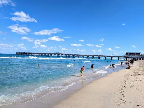 Farm Style & Patio, Snacks/BBQ- 5 Min to Beach! in Lake Worth, USA