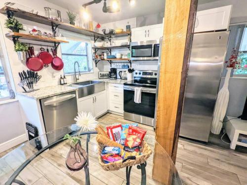 Farm Style & Patio, Snacks/BBQ- 5 Min to Beach! in Lake Worth, USA