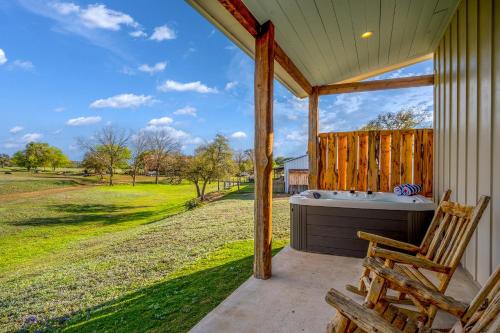 Bluebonnet Cottage with hot tub & VIEWS