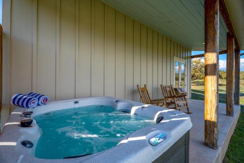 Bluebonnet Cottage with hot tub & VIEWS