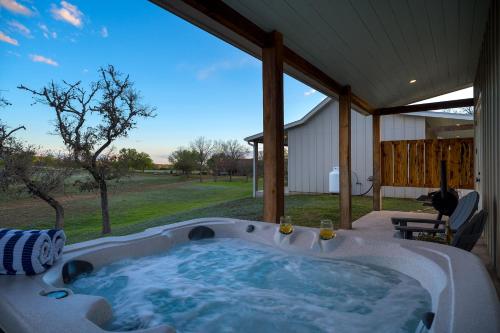 Bluebonnet Cottage with hot tub & VIEWS