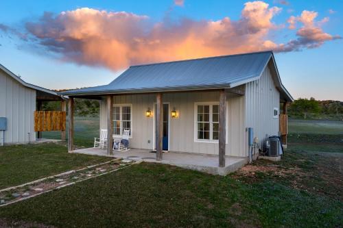 Bluebonnet Cottage with hot tub & VIEWS