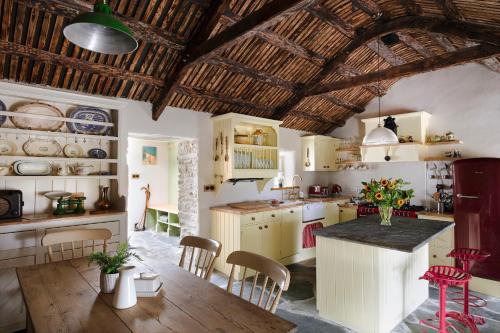 Secluded Thatched Cottage, near beaches & hill walking in Ballyliffin