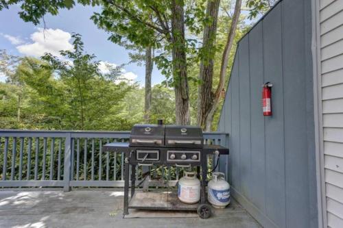 Big Boulder • King Suite Jacuzzi • Family Retreat