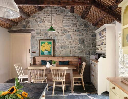 Iekārtas, Secluded Thatched Cottage, near beaches & hill walking in Ballyliffin