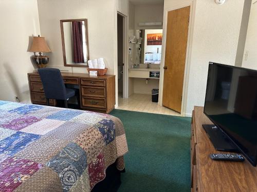 Sunset Inn and Suites – Fredericksburg, TX