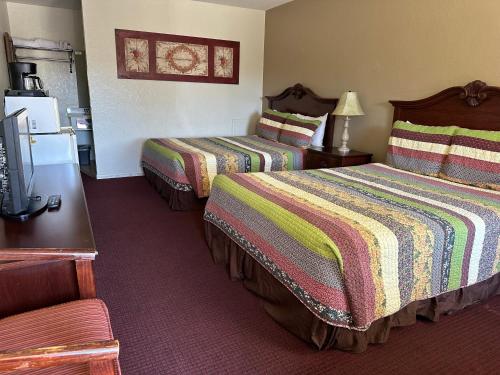 Queen Room with Two Queen Beds image 1