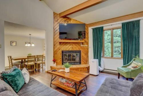 Big Boulder Family • King Suite w/ Jacuzzi •