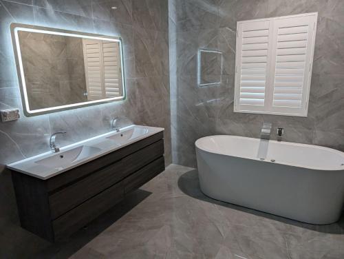 Badkamer, Australian Homestead Motor Lodge near Wagga Wagga Airport