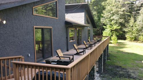 The Stone Mason - Large Modern Home on 5 Acres - 2 Hrs from NYC