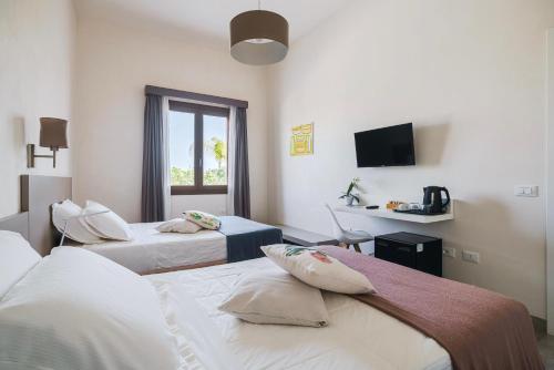 Superior Triple Room image 8