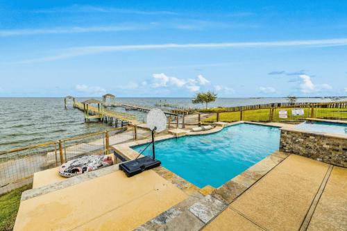 Kemah Bayfront Luxury Resort Getaway with Pool