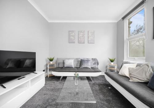 Uksas Two bed Flat Free Parking - image 11