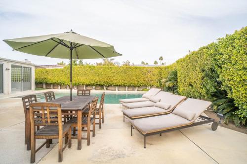 泳池, Luminous William F. Cody designed home in 印第安維爾斯(CA)