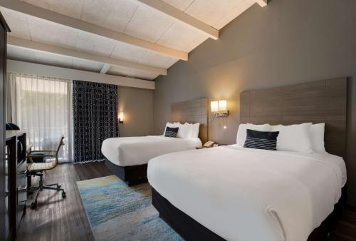 2 queen beds