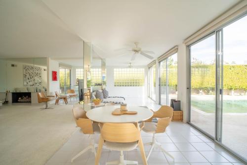 餐飲選擇, Luminous William F. Cody designed home in 印第安維爾斯(CA)