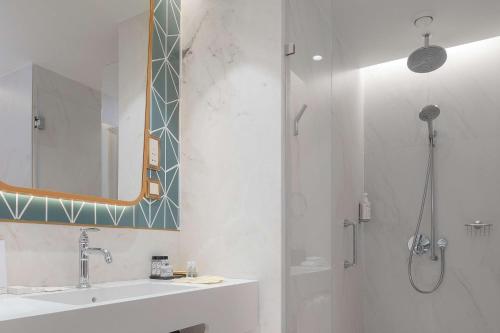 The Emerald House Lisbon Curio Collection by Hilton - image 7