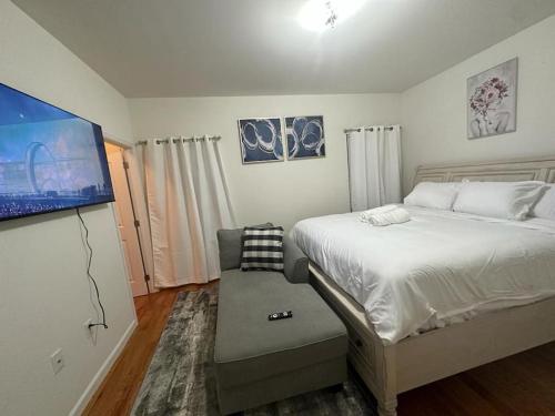 Deluxe 2 bedroom EWR airport home in Elizabeth, USA