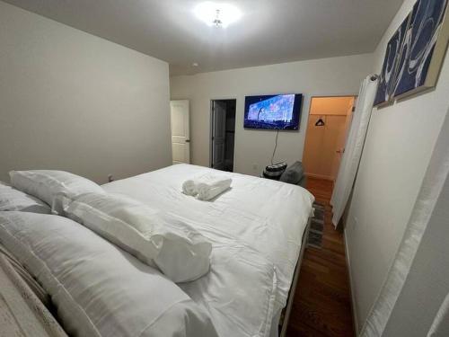 Deluxe 2 bedroom EWR airport home in Elizabeth, USA