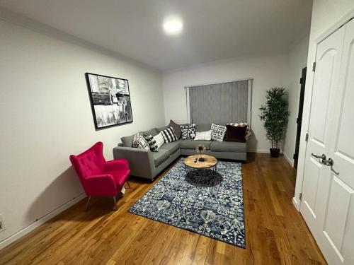 Deluxe 2 bedroom EWR airport home in Elizabeth, USA