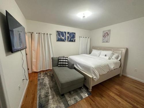 Deluxe 2 bedroom EWR airport home in Elizabeth, USA