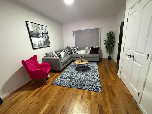 Deluxe 2 bedroom EWR airport home in Elizabeth, USA