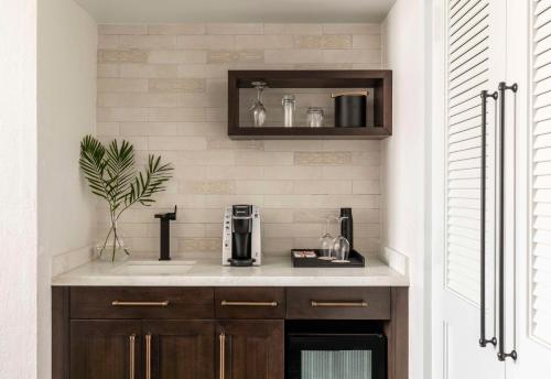 542929863 Mills House Charleston, Curio Collection by Hilton