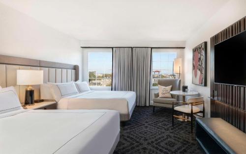542929864 Mills House Charleston, Curio Collection by Hilton