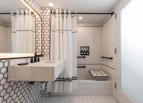 542929867 Mills House Charleston, Curio Collection by Hilton