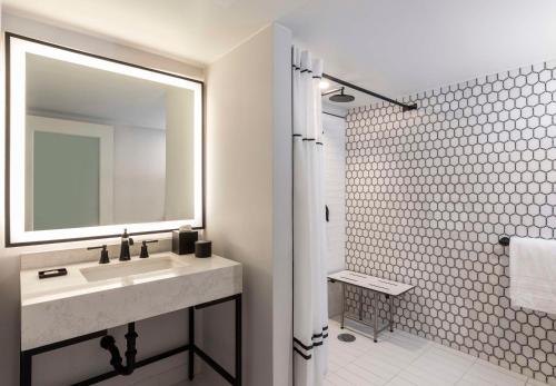 542929875 Mills House Charleston, Curio Collection by Hilton