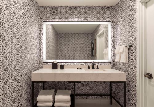 542929889 Mills House Charleston, Curio Collection by Hilton