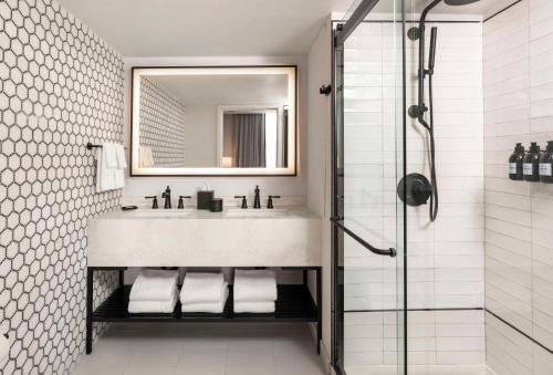 542929896 Mills House Charleston, Curio Collection by Hilton