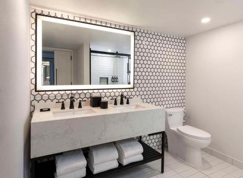 542929904 Mills House Charleston, Curio Collection by Hilton