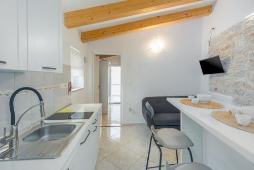 Studio with Balcony image 5