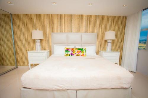 2BR Gem Ocean Front Building Isla Verde Beach - image 4
