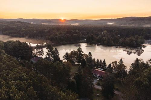 Magnifique chalet au bord du lac avec Spa