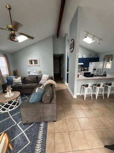 Cozy home minutes from golf, parks, beach and more