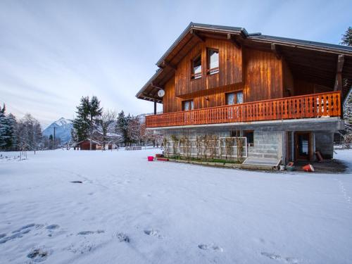 Chalet (10 Adults)