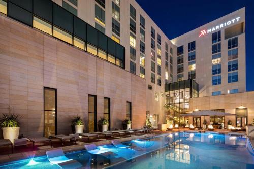 泳池, 敖德薩萬豪酒店及會議中心 (Odessa Marriott Hotel & Conference Center) in 敖德薩