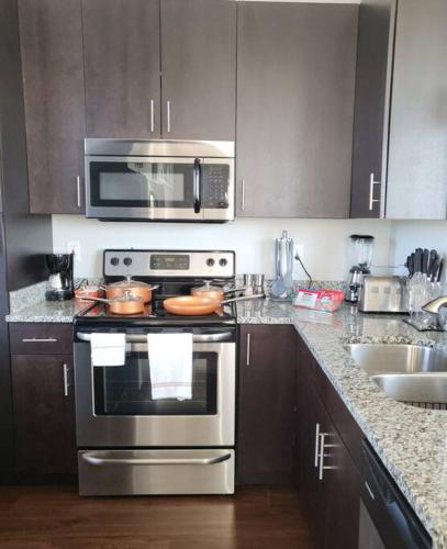 Luxury 1BR/1BA w/ Top Amenities in Prime Location thumb 4