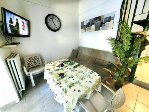 Villa room in Villa mitoyenne avec piscine et parking pour 4 personnes - FR-1-607-189
