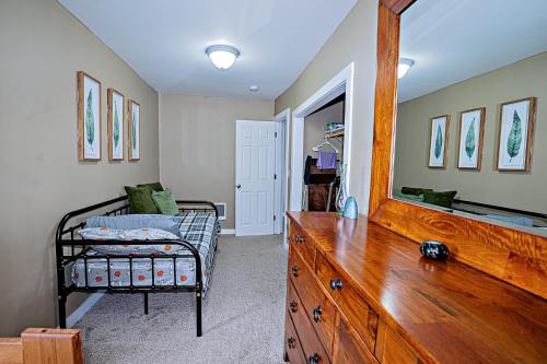 Peak Haven: 2BR Mountain View