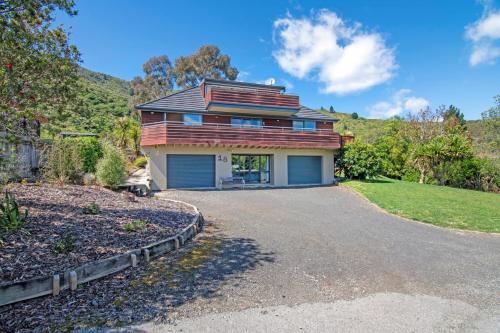 . Waimarama Hideaway - Waikawa Holiday Home