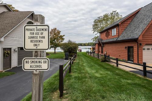 Lake Chemung Cottage Near Crystal Gardens in Howell, USA