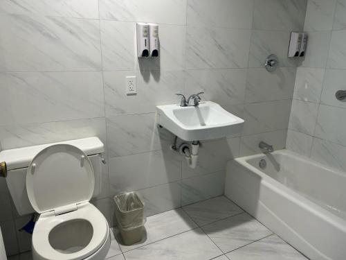 douche, Pomona Inn Motel in Pomona